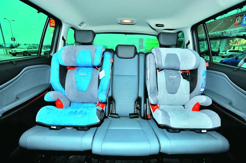 ...takie rozwiązanie sprawia jednak, że w 2. rzędzie da się zamontować tylko 2 foteliki dla dzieci.