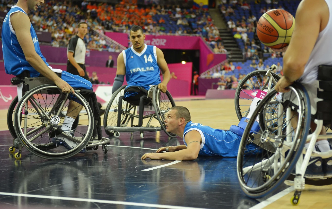 Mecz Włochów z Hiszpanią. Leży Galliano Marchionni Mecz Włochów z Hiszpanią. Leży Galliano Marchionni