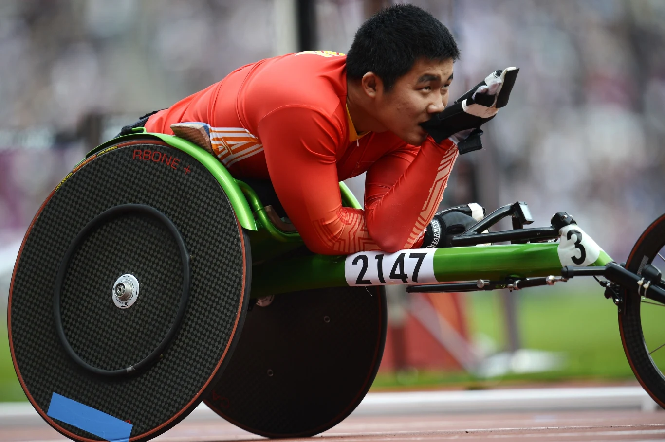 Chińczyk Li Huzhao przygotowuje się do wyścigu na 400 metrów Chińczyk Li Huzhao przygotowuje się do wyścigu na 400 metrów