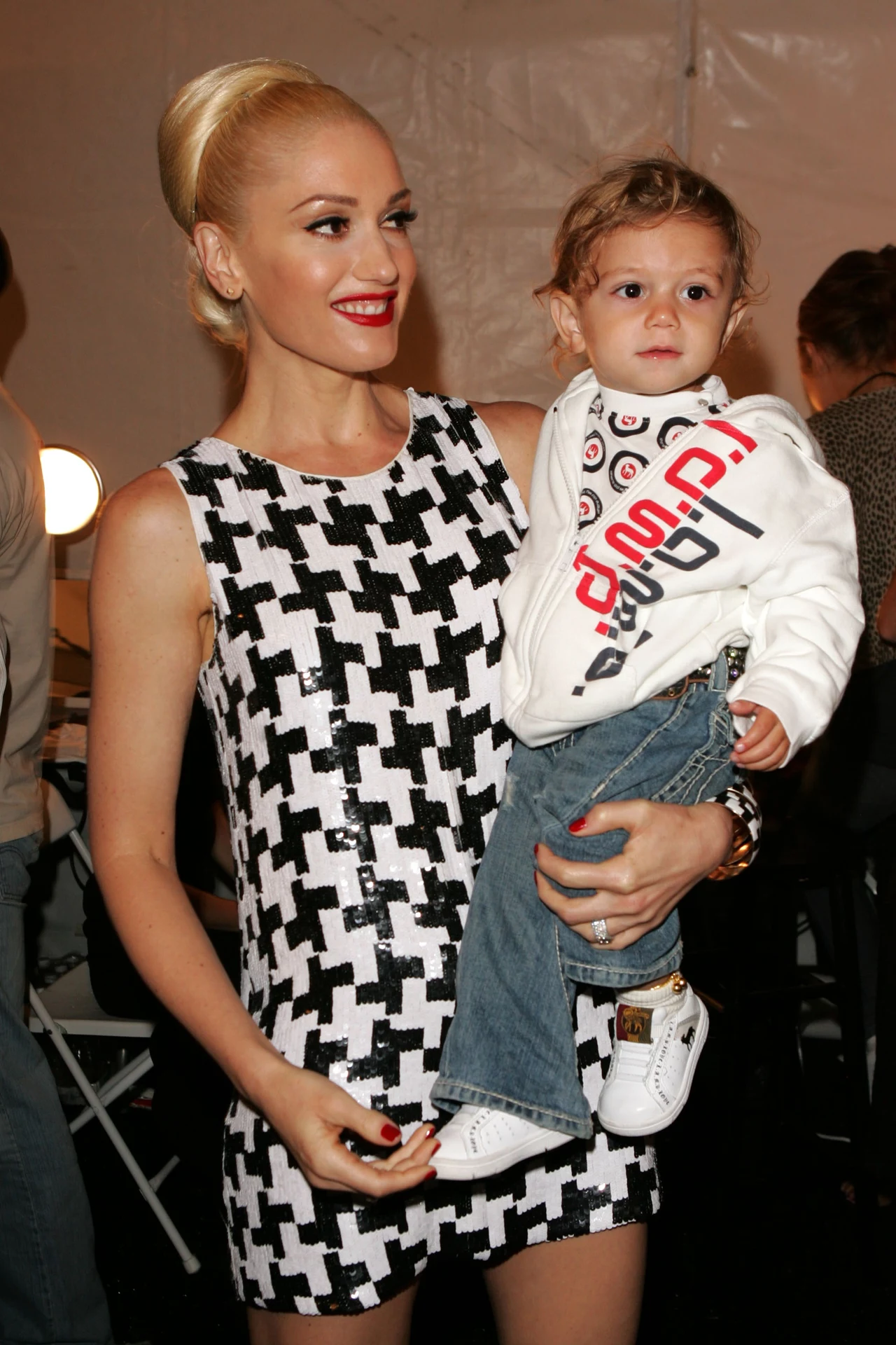 Strój Gwen Stefani też musi się dobrze komponować ze stylizacją syna Strój Gwen Stefani też musi się dobrze komponować ze stylizacją syna