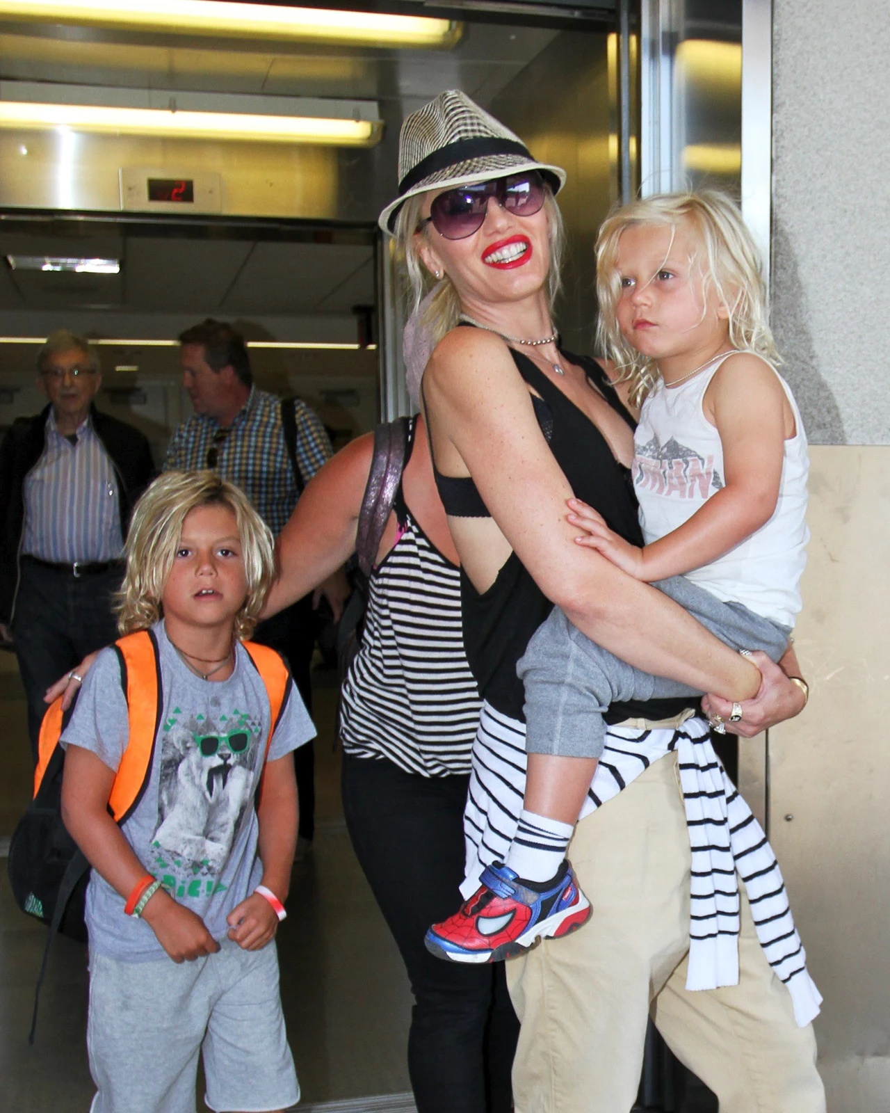 Strój Gwen Stefani też musi się dobrze komponować ze stylizacją synów Strój Gwen Stefani też musi się dobrze komponować ze stylizacją synów
