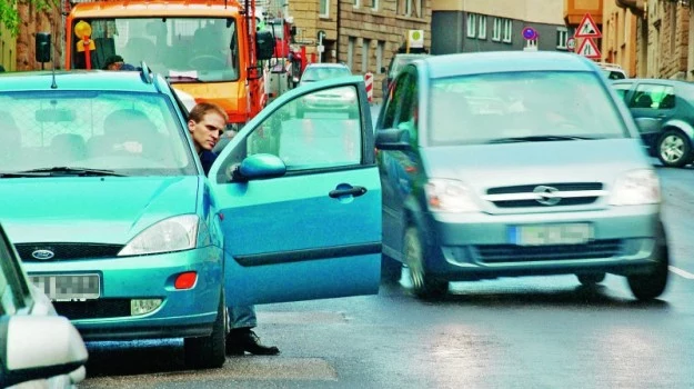 Wymijanie, omijanie i cofanie są z pozoru łatwymi manewrami. Tymczasem ich wykonywanie znajduje się na czołowych pozycjach wśród przyczyn wypadków w Polsce.