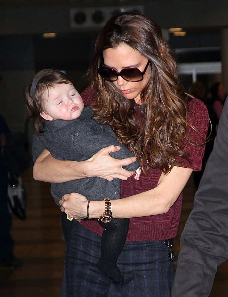 Victoria Beckham z córeczką Harpers Seven. Modna mama dba o wizerunek jedynej dziewczynki w rodzinie Victoria Beckham z córeczką Harpers Seven. Modna mama dba o wizerunek jedynej dziewczynki w rodzinie
