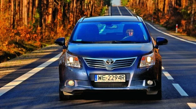 Avensis z silnikiem 2.0 D-4D może przejechać 1000 km bez tankowania.