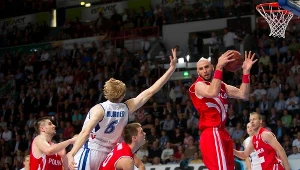 Marcin Gortat atakuje fiński kosz.