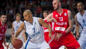 Marcin Gortat (z prawej) w meczu z Finami.
