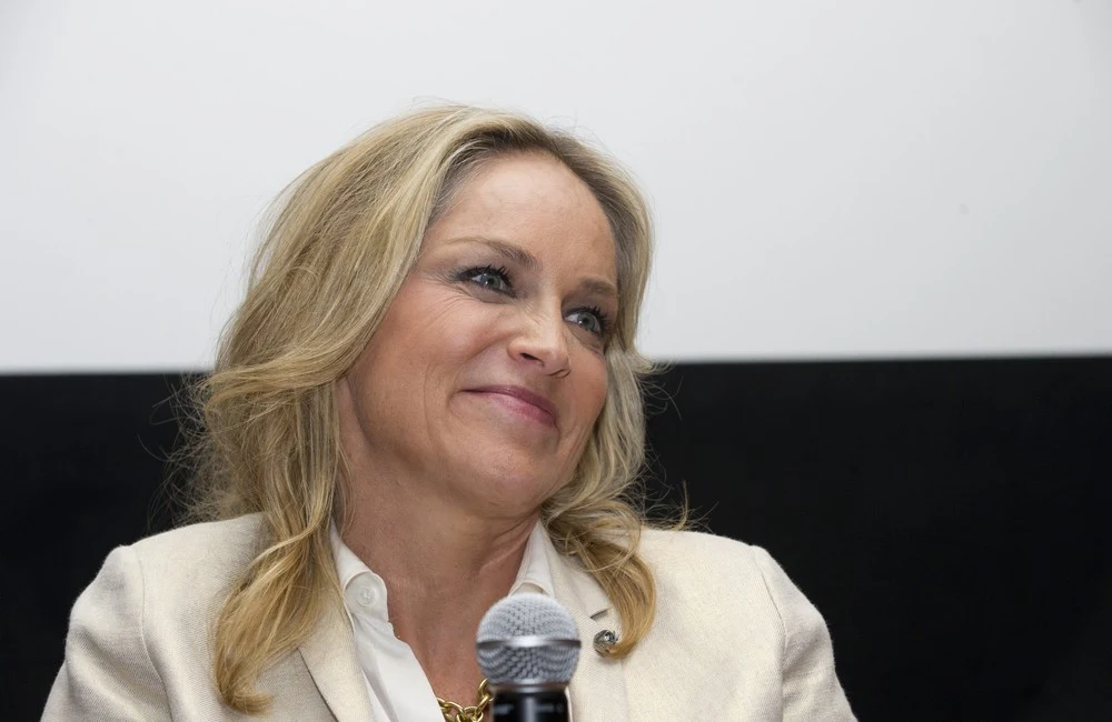 Negatywne komentarze na swój temat kwituje krótko: "Możecie mnie lubić albo nie. Jeśli wam się nie podobam, to - przepraszam za słowo - odpier***cie się".