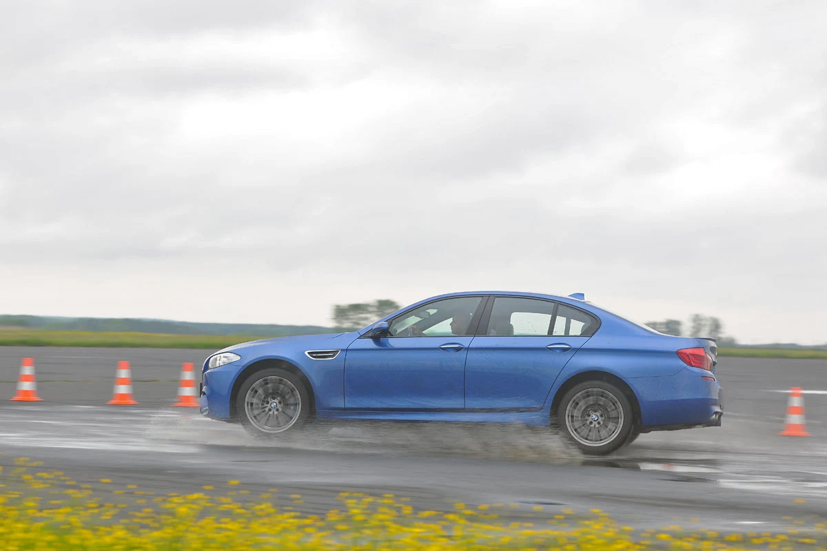 Dyskretne spojlery nie zniekształciły sylwetki BMW serii 5. Mimo wszystko auto rzuca się w oczy. Dyskretne spojlery nie zniekształciły sylwetki BMW serii 5. Mimo wszystko auto rzuca się w oczy.