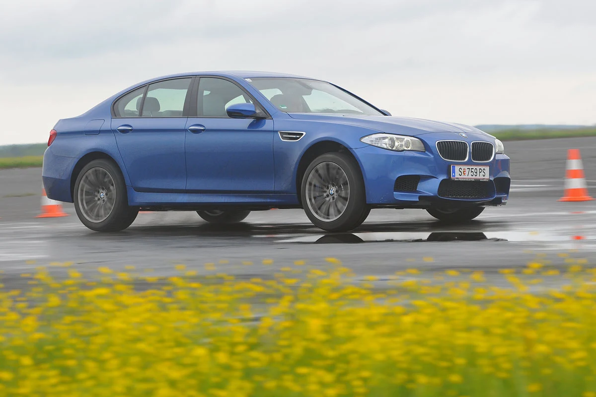 M5 standardowo jeździ na 19-calowych kołach. Opony z przodu są węższe (265) niż z tyłu (295). M5 standardowo jeździ na 19-calowych kołach. Opony z przodu są węższe (265) niż z tyłu (295).