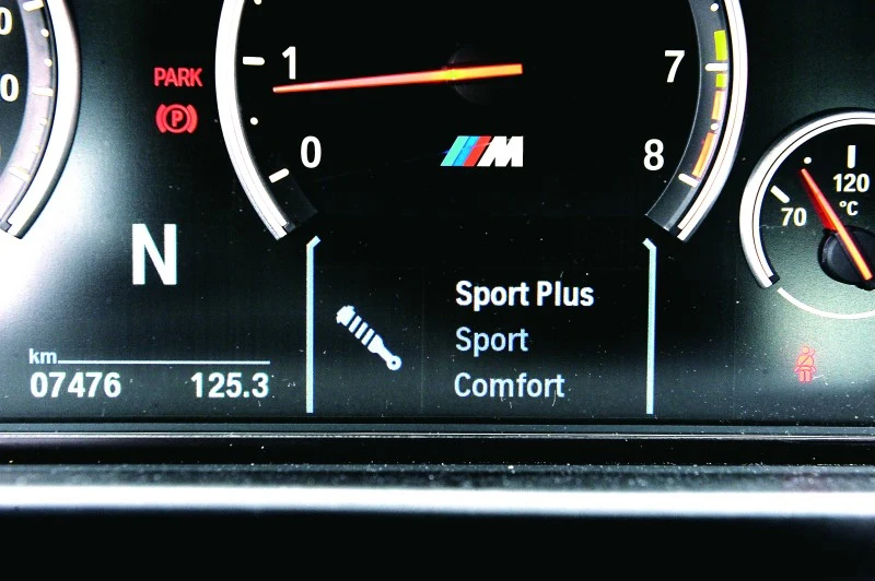 M5 standardowo wyposażone jest w amortyzatory o zmiennym stopniu tłumienia. Różnice między trybem Comfort, a Sport Plus są bardzo wyraźnie odczuwalne. M5 standardowo wyposażone jest w amortyzatory o zmiennym stopniu tłumienia. Różnice między trybem Comfort, a Sport Plus są bardzo wyraźnie odczuwalne.