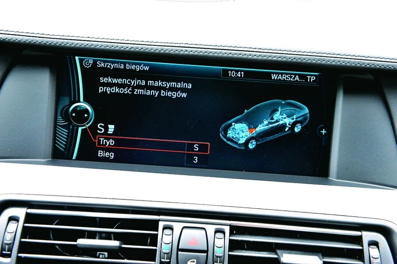 Również tryb pracy skrzyni biegów może być dostosowany do potrzeb kierowcy – w trzech poziomach zmienia się szybkość oraz moment zmiany przełożeń. Również tryb pracy skrzyni biegów może być dostosowany do potrzeb kierowcy – w trzech poziomach zmienia się szybkość oraz moment zmiany przełożeń.