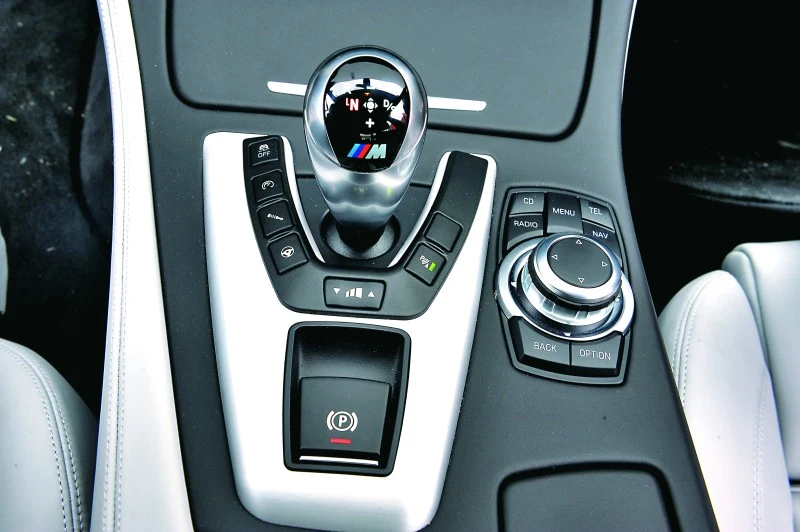 Wybóru między trybami pracy wyświetlacza dokonuje się za pomocą typowego dla BMW systemu iDrive. Wybóru między trybami pracy wyświetlacza dokonuje się za pomocą typowego dla BMW systemu iDrive.