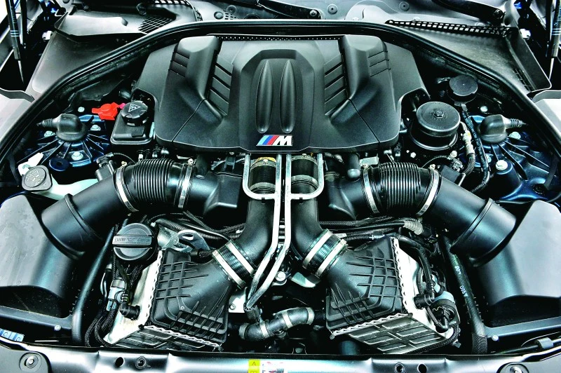 Dwa cylindry i 1,6 litra pojemności mniej, za to o 53 KM i dwie turbosprężarki więcej niż u poprzednika. Najmocniejszy punkt M5. Dwa cylindry i 1,6 litra pojemności mniej, za to o 53 KM i dwie turbosprężarki więcej niż u poprzednika. Najmocniejszy punkt M5.