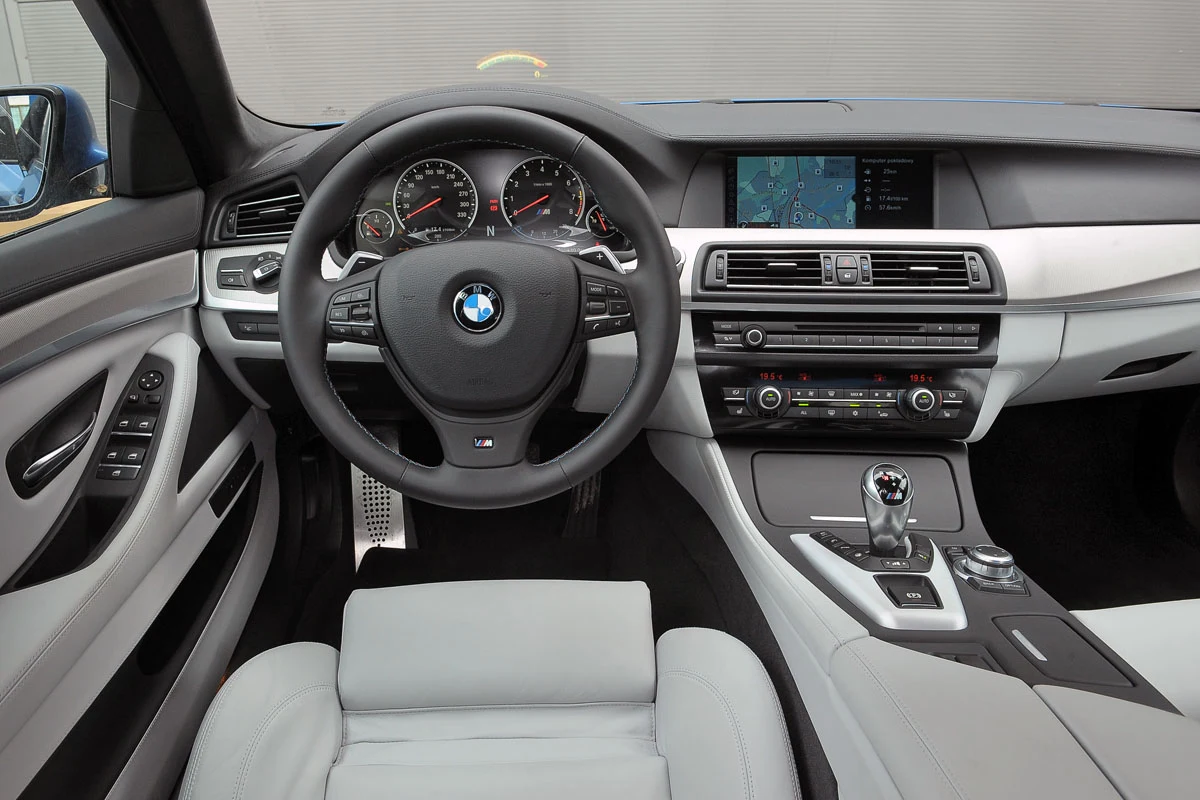 BMW jak BMW, w M5 nie przesadzono ze sportowymi atrybutami. Pierwszorzędna jakość, bogate wyposażenie, stosunkowo prosta obsługa. BMW jak BMW, w M5 nie przesadzono ze sportowymi atrybutami. Pierwszorzędna jakość, bogate wyposażenie, stosunkowo prosta obsługa.