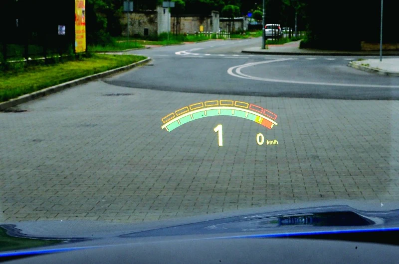 Wyświetlacz na szybie (HUD) – tutaj w trybie M – pokazuje przede wszystkim obroty i aktualny bieg. Wyświetlacz na szybie (HUD) – tutaj w trybie M – pokazuje przede wszystkim obroty i aktualny bieg.
