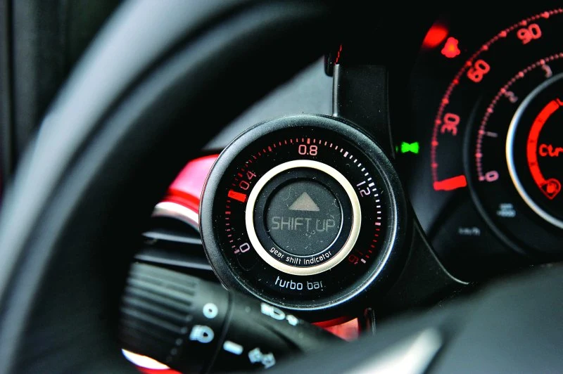 Wskaźnik ciśnienia doładowania wraz z kontrolką GSI Shift Up, która sugeruje, kiedy należy zmienić bieg na wyższy.