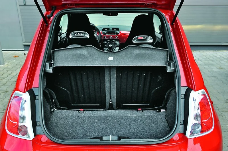 Pojemność bagażnika: 185 l. Zamiast koła zapasowego, pod podłogą znajduje się zestaw naprawczy.