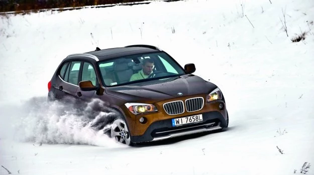 Zimą X1 pokazuje swoje zalety - napęd 4x4 i spory prześwit ułatwiają jazdę po śliskich drogach