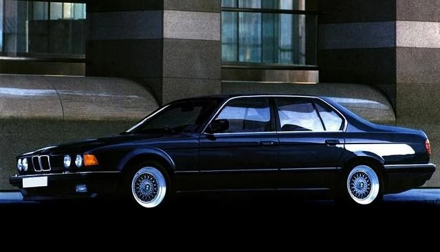 BMW 750i (E32) BMW 750i (E32)