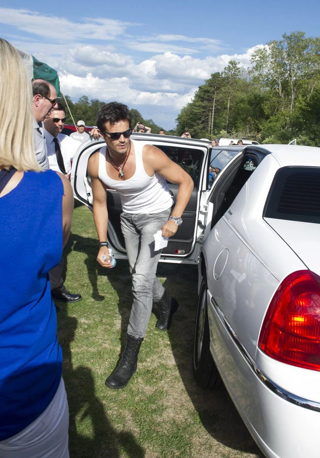 W czasie, gdy w Polsce odbywał się chrzest jego dzieci, Mikołaj Krawczyk był "ochroniarzem" Agnieszki Włodarczyk na polonijnym festynie W czasie, gdy w Polsce odbywał się chrzest jego dzieci, Mikołaj Krawczyk był "ochroniarzem" Agnieszki Włodarczyk na polonijnym festynie