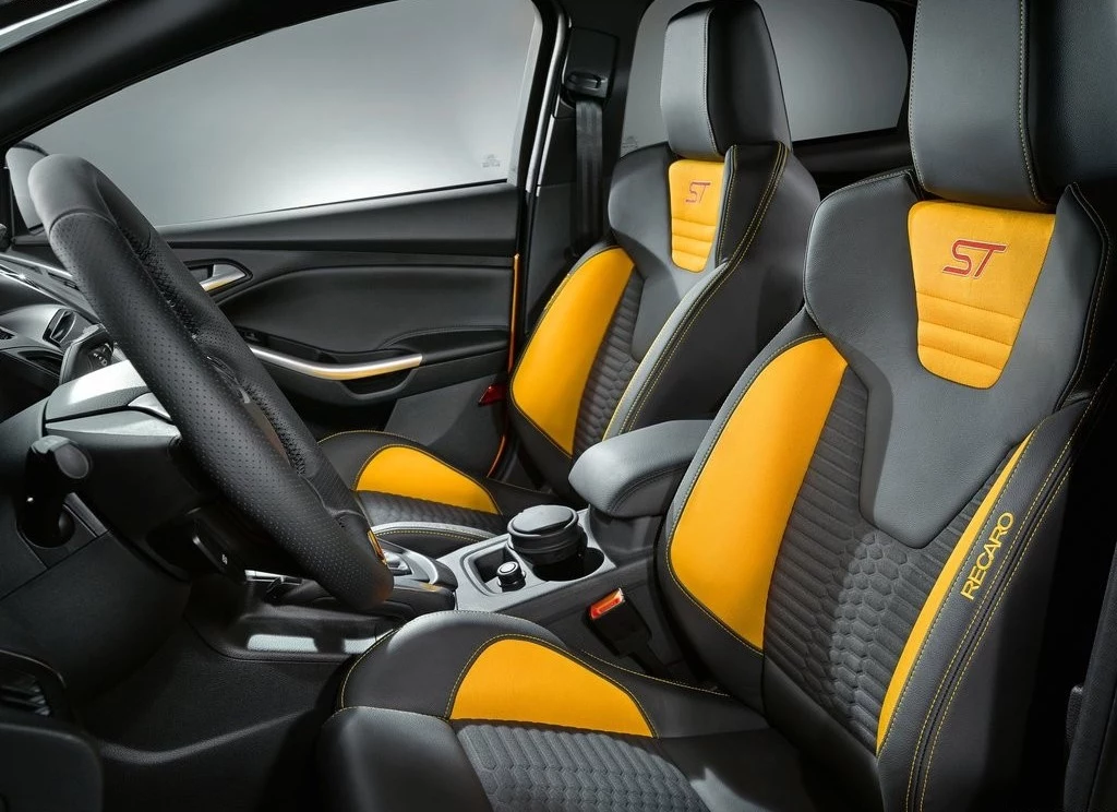 Głęboko wyprofilowane fotele w ST pochodzą od Recaro. Głęboko wyprofilowane fotele w ST pochodzą od Recaro.