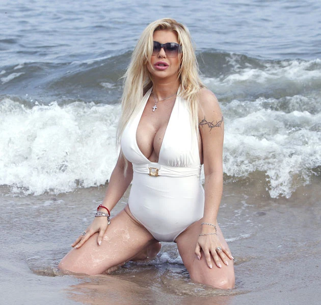 Celebrytka uwielbia chwalić się swoimi wdziękami... Celebrytka uwielbia chwalić się swoimi wdziękami...