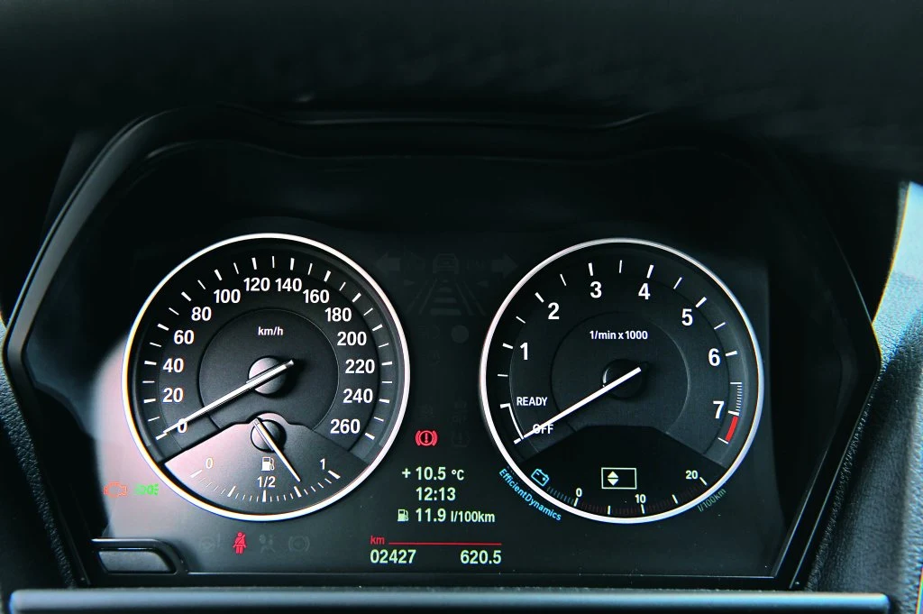 Między zegarami znajduje się wyświetlacz komputera pokładowego i trybu jazdy. Między zegarami znajduje się wyświetlacz komputera pokładowego i trybu jazdy.