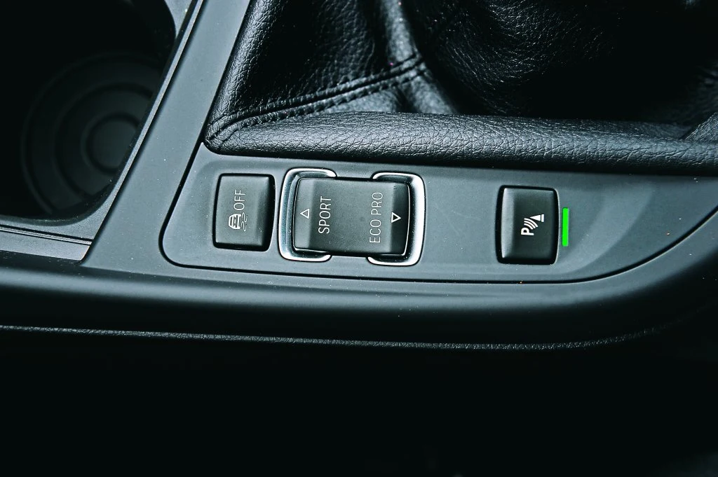 Tryby jazdy (Sport, Comfort, Eco Pro) wybiera się za pomocą przycisku obok dźwigni biegów. Tryby jazdy (Sport, Comfort, Eco Pro) wybiera się za pomocą przycisku obok dźwigni biegów.