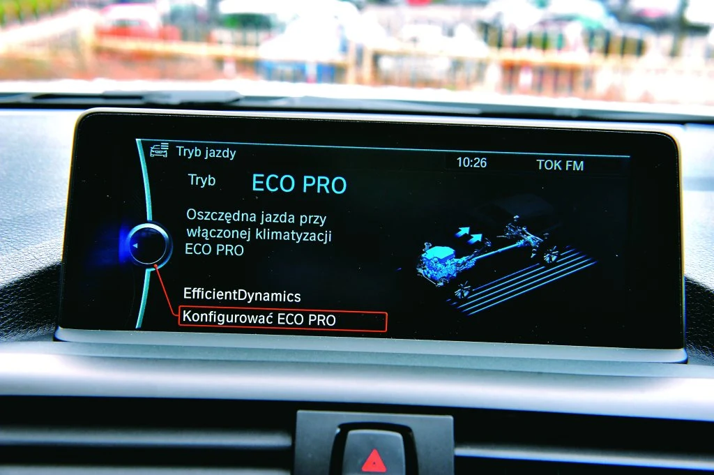 Na centralnym wyświetlaczu pokazywane są informacje na temat trybu jazdy. W przypadku Eco Pro kierowca otrzymuje podpowiedzi dotyczące stylu jazdy (np. zmiana biegu)... Na centralnym wyświetlaczu pokazywane są informacje na temat trybu jazdy. W przypadku Eco Pro kierowca otrzymuje podpowiedzi dotyczące stylu jazdy (np. zmiana biegu)...