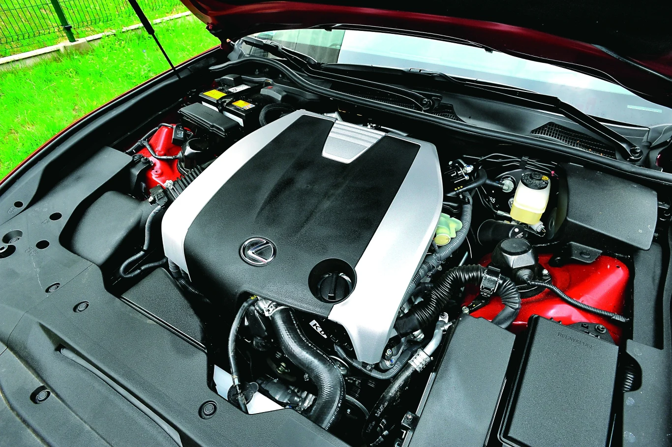 2,5-litrowy silnik V6 ma świetną reakcję na gaz, ale nie zapewnia takich przyspieszeń, jak tańsze BMW 528i.