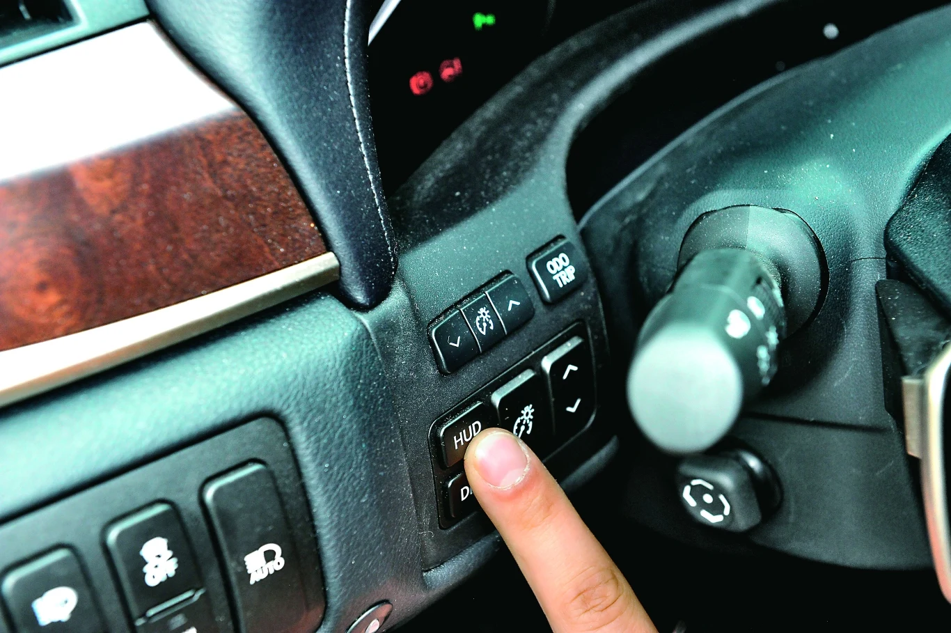 Przyciski m.in. systemu HUD, ukryte za kierownicą. 