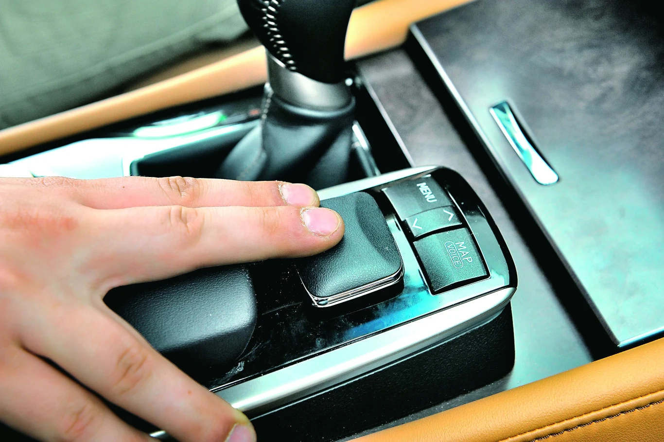 Joystick GS-a to wyraźnie mniej wygodne rozwiązanie od pokrętła w BMW.