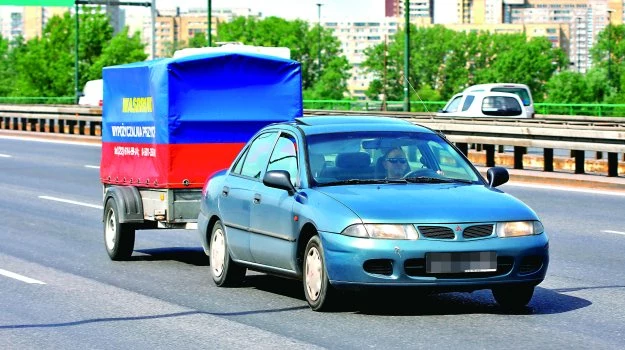 W świetle prawa samochód osobowy z przyczepą nie może jeździć szybciej niż 80 km/h.