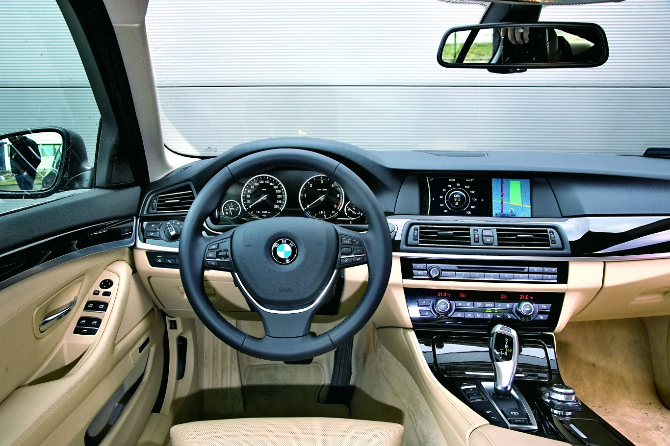 Kokpit typowy dla BMW: czytelne i proste zegary, świetnie leżąca w dłoniach kierownica, doskonałe wykończenie i... masa kosztownych opcji. Przykłady? Aktywny tempomat (6770 zł), wyświetlacz HUD (6070 zł), tuner TV (9300 zł)...