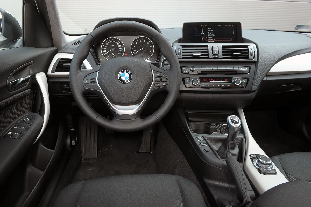 Seria 1 nie odstaje od większych modeli BMW pod względem jakości wykończenia. Masywna kierownica świetnie leży w dłoniach. Seria 1 nie odstaje od większych modeli BMW pod względem jakości wykończenia. Masywna kierownica świetnie leży w dłoniach.
