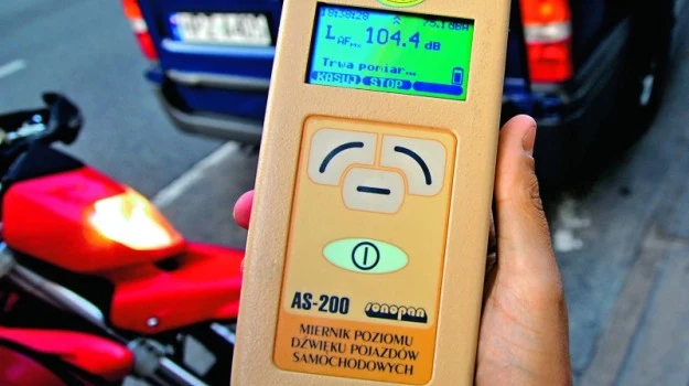 Niektóre radiowozy wyposażone są w sprzęt do pomiaru głośności wydechu. Niektóre radiowozy wyposażone są w sprzęt do pomiaru głośności wydechu.