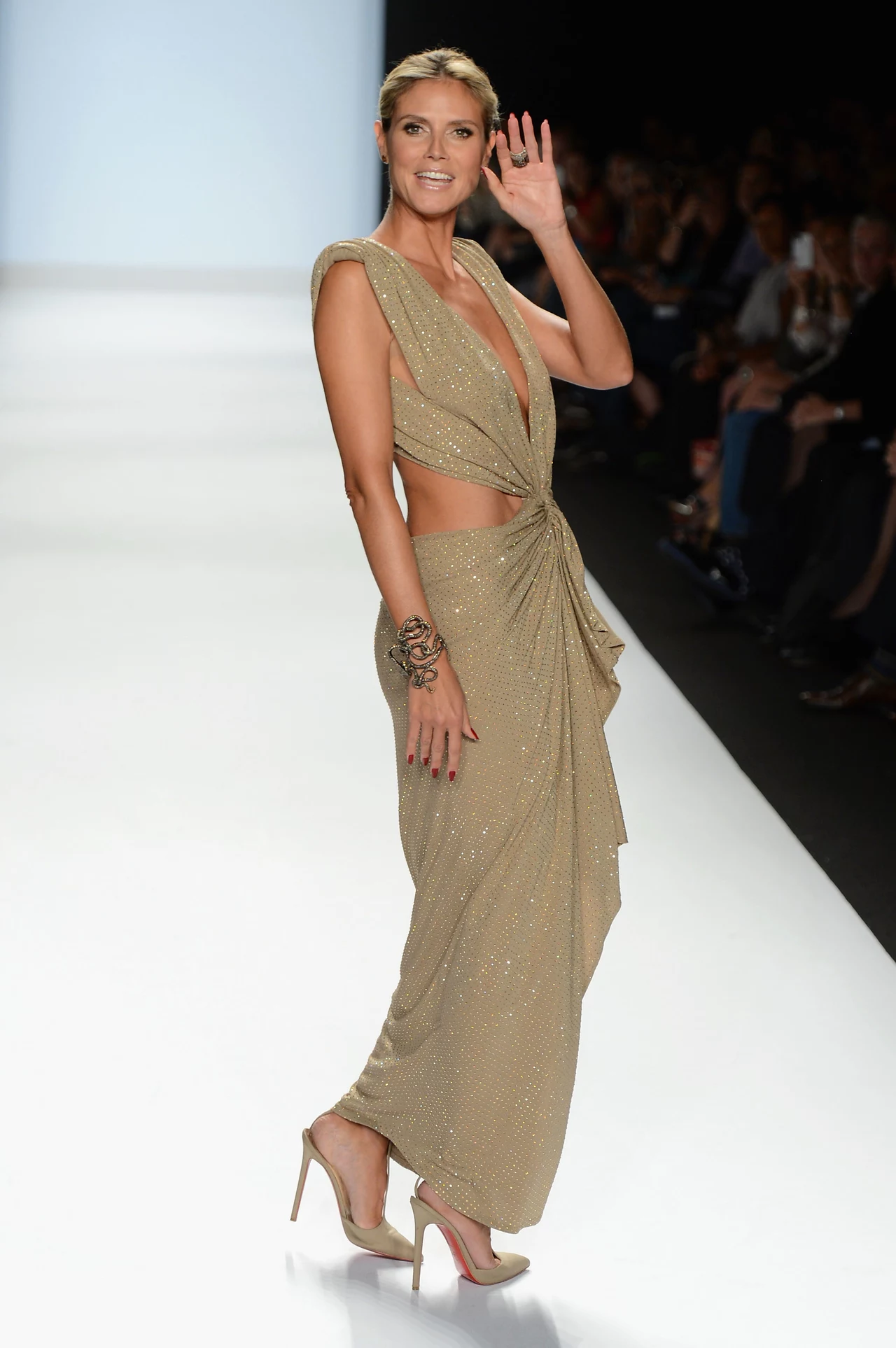 Podoba wam się sukienka Heidi Klum?