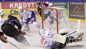 Marcin Kolusz (L) z Ciarko pokonuje bramkarza Unii Dalibora Sedlara