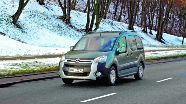 Berlingo w wersji XTR wyróżnia się srebrzystą wstawką w przednim zderzaku, podniesionym o 1 cm zawieszeniem i osłoną pod silnikiem.