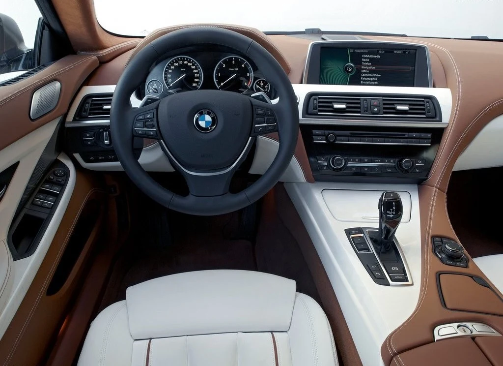 Lista opcji obejmuje m.in. dwukolorową skórę, znakomity system audio Bang & Olufsen oraz wyświetlacz Head Up, który może pokazywać m.in aktualną prędkość, wskazania nawigacji czy ograniczenia.