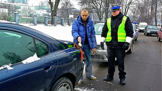 W trasie śnieg lub lód może stać się niebezpieczny dla innych użytkowników dróg.