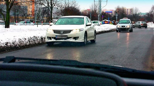 Bezzasadne używanie "długich" świateł jest karane 200-złotowym mandatem.