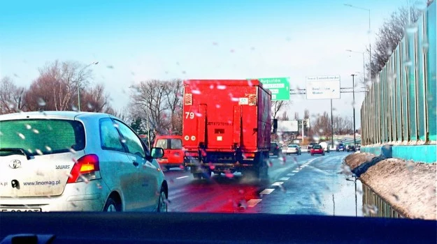 W przypadku ucieczki kierowcy ciężarówki, z której lód spadł i uszkodził nasze auto, należy zapisać numery rejestracyjne pojazdu i zgłosić się na policję. W przypadku ucieczki kierowcy ciężarówki, z której lód spadł i uszkodził nasze auto, należy zapisać numery rejestracyjne pojazdu i zgłosić się na policję.