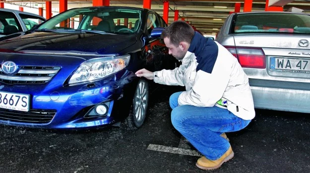 Za uszkodzenie samochodu na parkingu strzeżonym można domagać się odszkodowania od firmy prowadzącej obiekt.