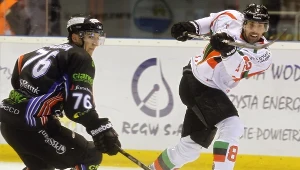 Strzela Mikołaj Łopuski (P) z GKS Tychy obok Bartłomieja Pociechy (L) z Ciarko PBS Bank KH Sanok