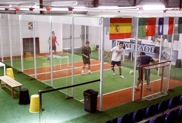 Boisko do gry w Jorkyball to przeszklony kort Boisko do gry w Jorkyball to przeszklony kort