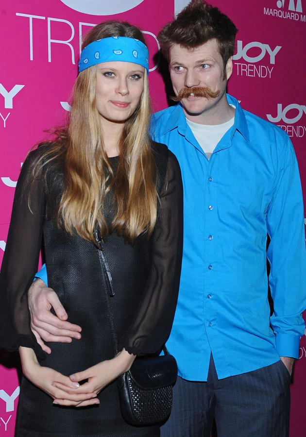 Ian Dow jeszcze z wąsami. Internauci nie zostawiali na nim suchej nitki Ian Dow jeszcze z wąsami. Internauci nie zostawiali na nim suchej nitki