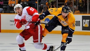 Mike Fisher (Nashville Predators, z prawej) i Valtteri Filppula (Detroit Red Wings)