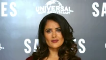 Salma Hayek - krój sukienki podkreśla jej biust