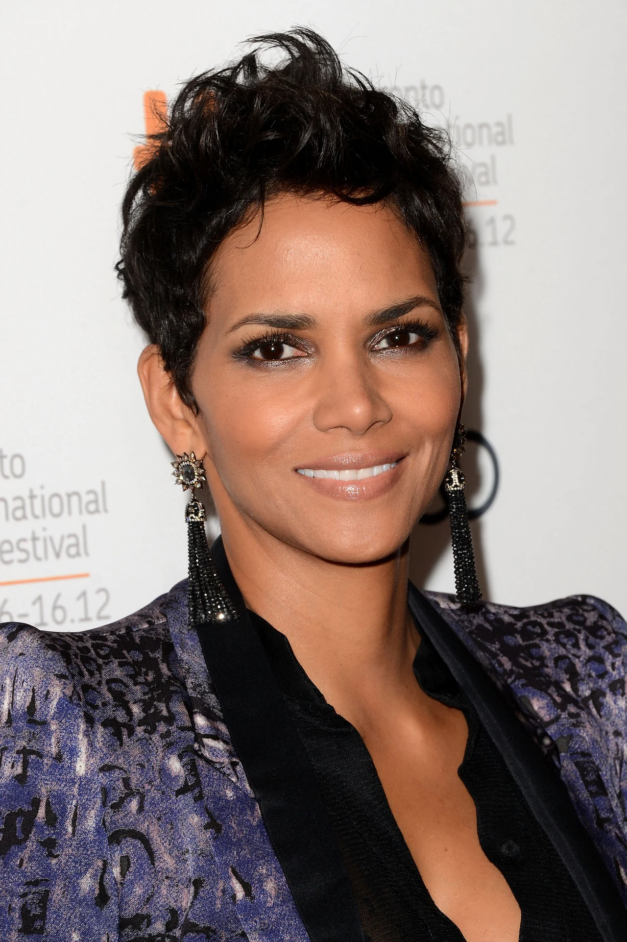 Aktorka Halle Berry w przeszłości związana była z partnerem, który tak dotkliwie ją pobił, że częściowo straciła słuch w lewym uchu. Także jej matka była ofiarą przemocy domowej. Aktorka Halle Berry w przeszłości związana była z partnerem, który tak dotkliwie ją pobił, że częściowo straciła słuch w lewym uchu. Także jej matka była ofiarą przemocy domowej.